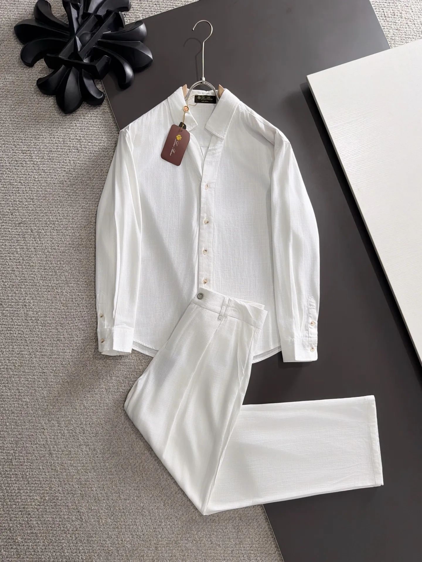 Next day shipment LP high quality Loro Piana 26ss autumn and winter New Arrival linen shirt set Made of one-on-one combed cotton yarn knitted linen fabrics, no pressure in and out of the counter Exclusive control of raw materials It feels substantial when weighed, and the upper body is more textured than ordinary T-shirts. This texture can cope with the weather easily and is suitable for both hot and cold! Loose fit design, looks noble. The only correct version is available Size: M to XXXL